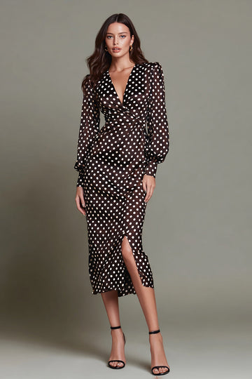 Robe formelle moulante à col en V brun foncé et blanc à pois avec fente